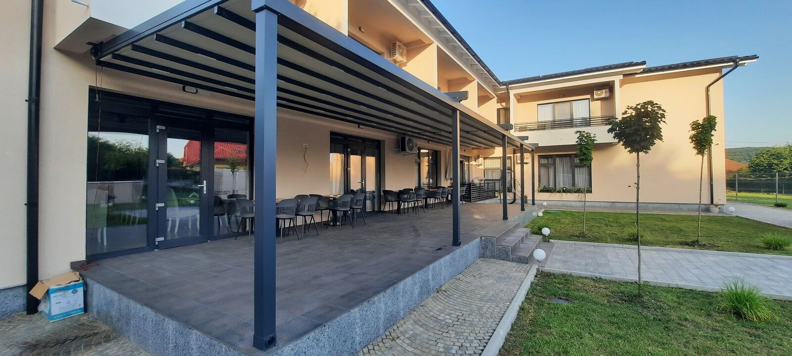 Pergolă bioclimatică antracit, terasă restaurant