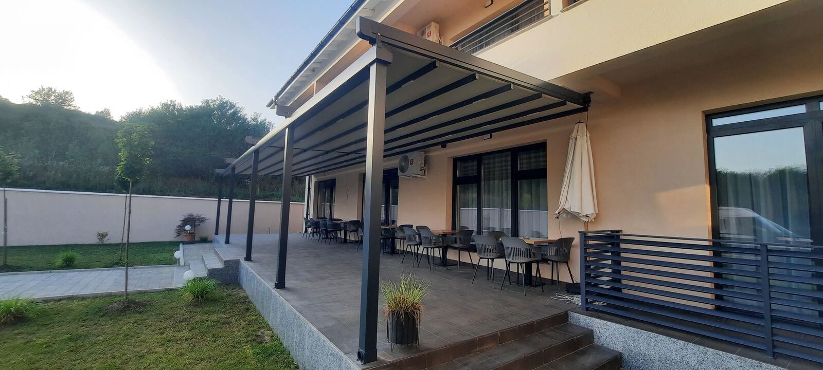 Pergolă bioclimatică antracit, terasă restaurant