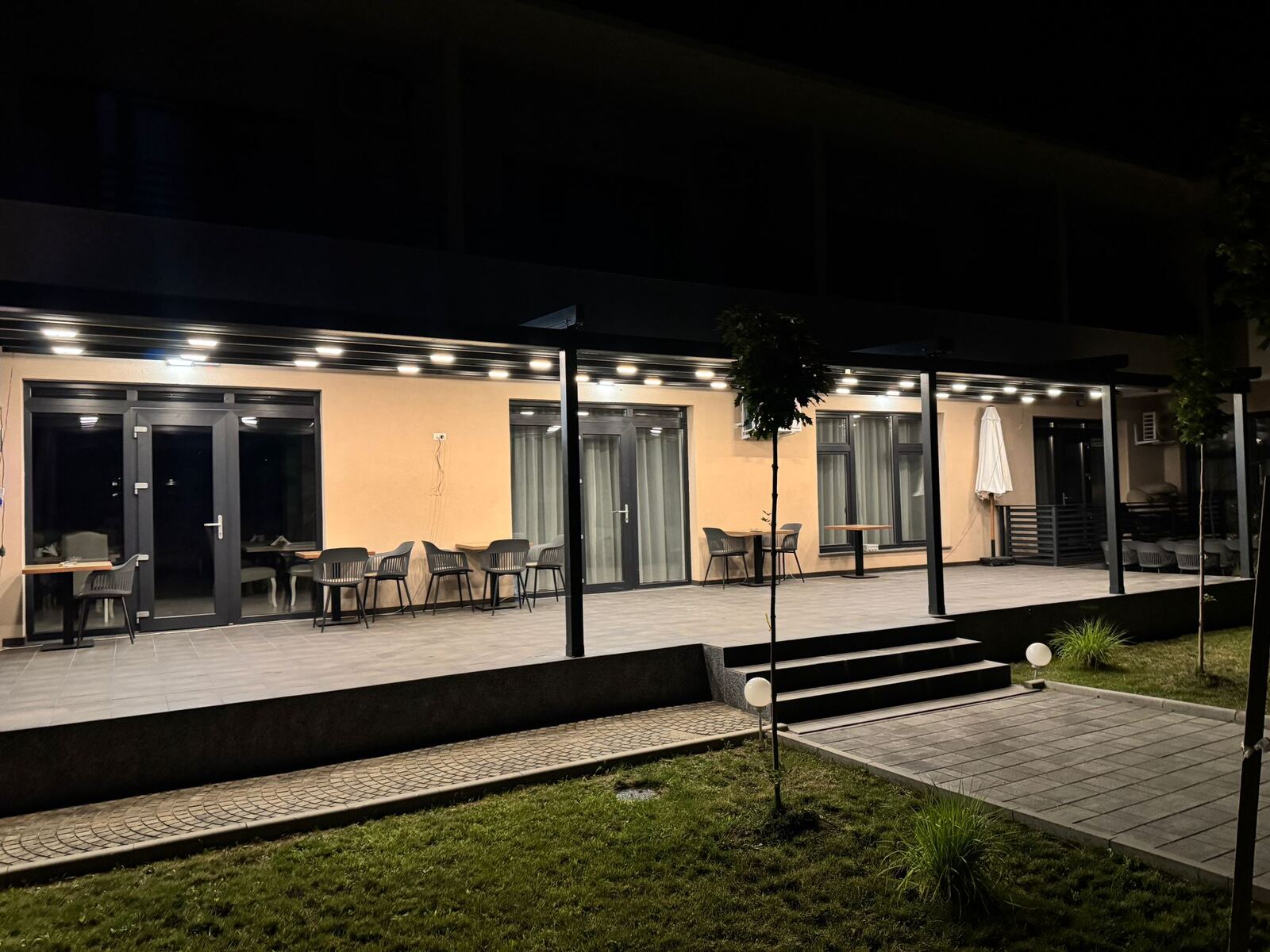 Pergolă retractabilă cu iluminare LED, seara