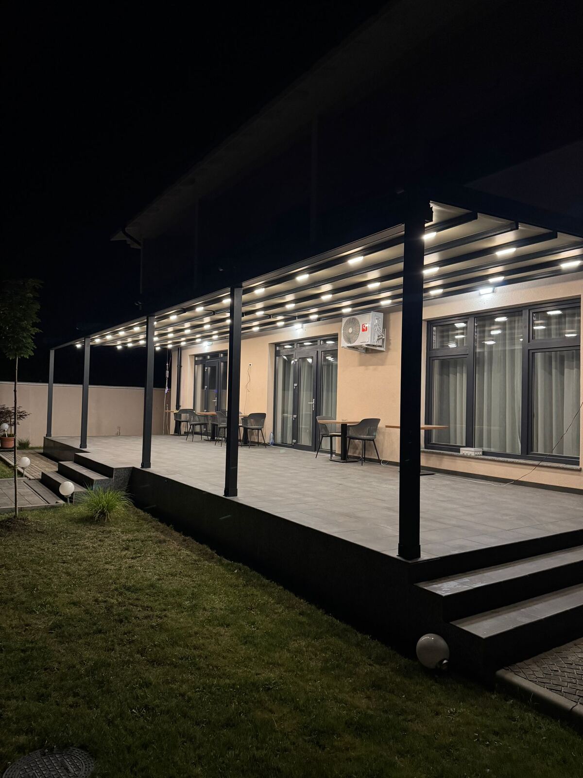 Pergolă retractabilă cu iluminare LED, terasă rezidențială